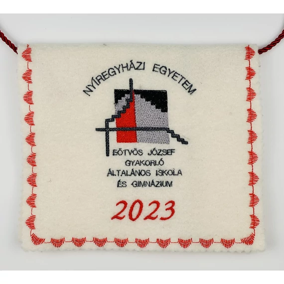 Hímzett ballagási tarisznya- iskolai logóval gyapjú anyagon