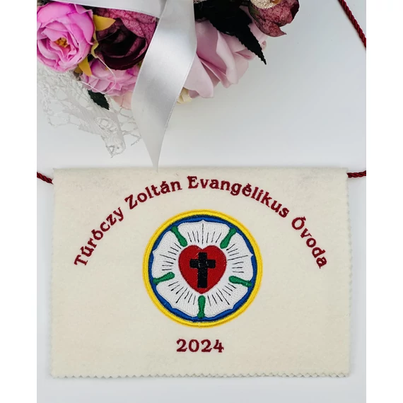 Hímzett ballagási tarisznya- Luther rózsával gyapjú anyagon