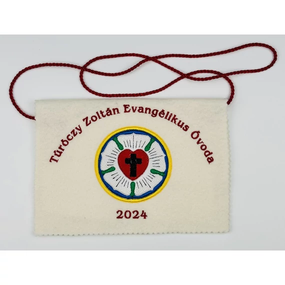 Hímzett ballagási tarisznya- Luther rózsával gyapjú anyagon